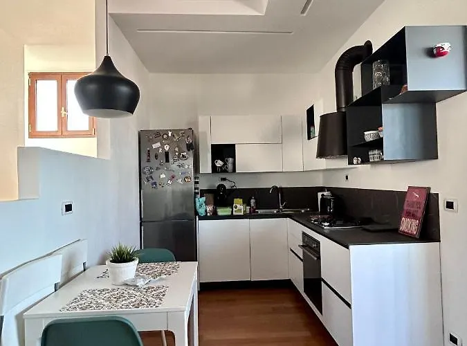 Isola Rovi Apartment *